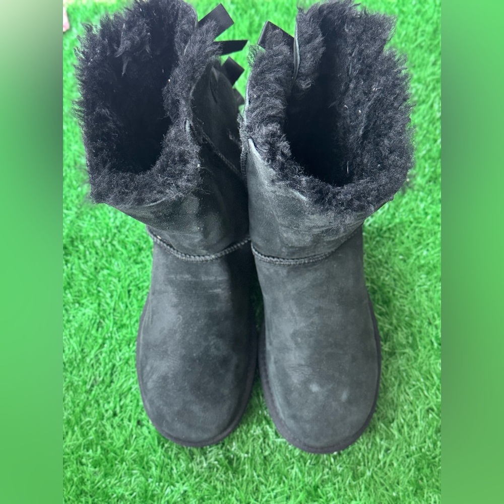 UGG Women’s Bailey Bow II Size 6‎